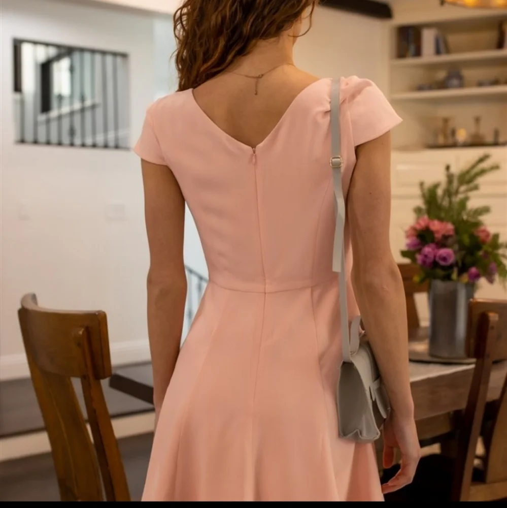 V-neck spring dress - Picture 3 of 8